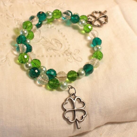 Source Unknown Jewelry - Fairycore Green Beaded Shamrock Four Leaf Clover Charm Bracelet